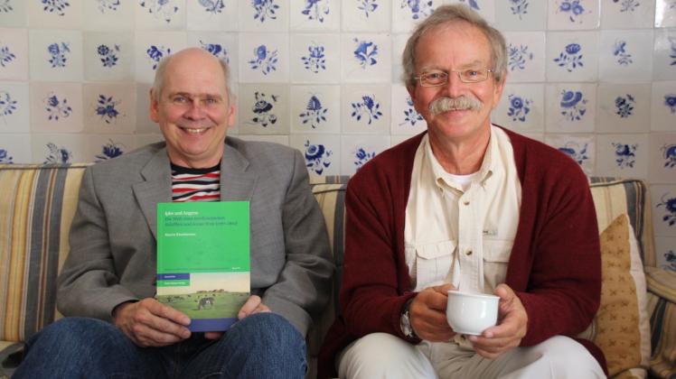 Der Autor und sein Gastgeber: Martin Rheinheimer (li.) mit Volkert Faltings auf der Couch der Ferring-Stiftung  