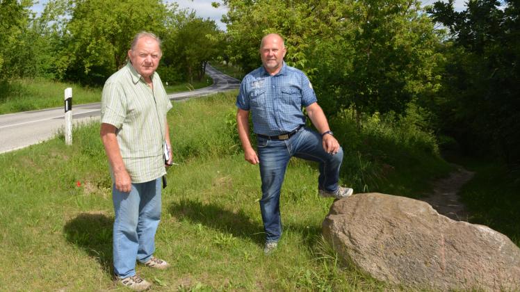 Hinter Hans-Georg Hinrichs (l.) und Wilfried Zander führt die Straße nach Augustenruh und weiter Mistorf. Hier fordern die beiden Bürgermeister einen straßenbegleitenden Rad- und Wanderweg. Rechts führt ein Trampelpfad runter zum Bauernsee.  