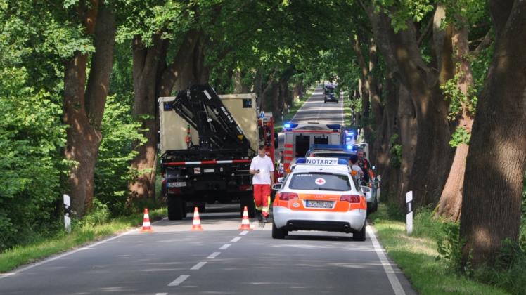 Einsatz der Helfer auf der Straße nahe Bengerstorf kurz nach dem Unfall. Die Einsatzkräfte leisteten Hervorragendes.  