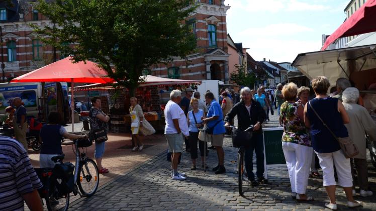 In der Altstadt von Parchim wird am Samstag eine nordische Nacht zum Einkaufen und Genießen gefeiert.   