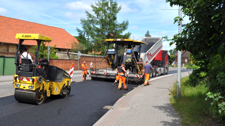 Bis zur Fahrbahnmitte wird gearbeitet. Wenn dann Laster an den Straßenbauleuten vorbei rauschen, kann es für sie gefährlich werden.   Fotos: Rüdiger Rump 