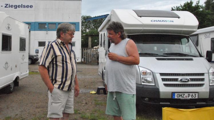 Kümmerer vom Dienst: Eckart Fischer (l.) im Gespräch mit Thomas Paulawitz aus Osterholz-Scharmbeck in Niedersachsen, der bereits zum zweiten Mal mit seinem Wohnmobil ins Sportbootzentrum gekommen ist. „Es ist schön hier und man wir gut umsorgt“, sagt Paulawitz. 