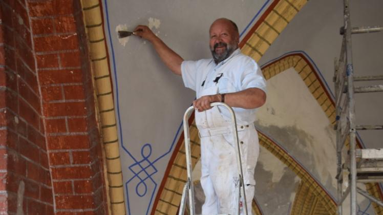 Für die Ausmalung des Kirchengewölbes ist Rainer Wittenburg zuständig. Momentan arbeitet er am östlichen Teil, der 2014 schon einmal zur Probe ausgemalt wurde. Der Tornado hat die Arbeit von damals jedoch zunichte gemacht.  Fotos: Christina Milbrandt 