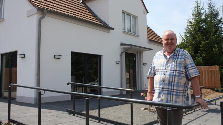 Ortsteilvorsteher Wolfgang Köpp vor dem neuen Steesower Bürgerhaus 