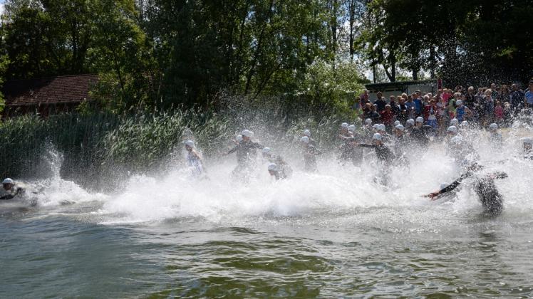 Vor voll besetzten „Zuschauerrängen“ am Strand stürzten sich die Triathleten in die Schaalsee-Fluten.  Fotos: thomas willmaNN 