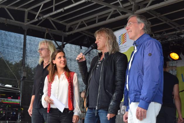 Für das Karat-Konzert haben Bernd Römer (l.) und Christian Liebig von der Band mit Konservatoriumschef Edgar Sheridan-Braun (r.) und Moderatorin Carina Jantsch den Verkauf eingeläutet. Für das Karat-Konzert haben Bernd Römer (l.) und Christian Liebig von der Band mit Konservatoriumschef Edgar Sheridan-Braun (r.) und Moderatorin Carina Jantsch den Verkauf eingeläutet.