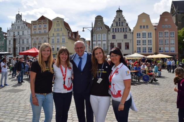 Eingespieltes Team: Verena Herzberg vom Marketing (l.), Rita Berkholz (2. v. l.) und Sandra Henske vom Hansetag-Team, die Leiterin des Koordinierungsbüros zum Jubiläum Franziska Nagorny und OB Roland Methling Eingespieltes Team: Verena Herzberg vom Marketing (l.), Rita Berkholz (2. v. l.) und Sandra Henske vom Hansetag-Team, die Leiterin des Koordinierungsbüros zum Jubiläum Franziska Nagorny und OB Roland Methling