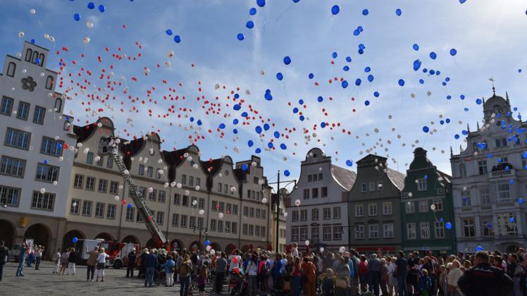 799 rote, blaue und weiße Luftballons haben mithilfe von rund 800 Rostockern eine 800 gebildet – ehe sie emporstiegen. Fotos: Nicole Pätzold 