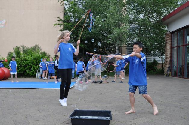 Die Klasse 5a – hier Lynn und Tung-Anh – hat mit dem Circus Fantasia ein Zirkusprojekt gemacht und gestern präsentiert. Die Klasse 5a – hier Lynn und Tung-Anh – hat mit dem Circus Fantasia ein Zirkusprojekt gemacht und gestern präsentiert.