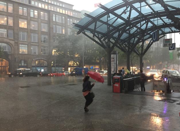 Passanten suchen während eines starken Gewitters Schutz unter dem Dach der U-Bahnstation am Hauptbahnhof in Hamburg. Passanten suchen während eines starken Gewitters Schutz unter dem Dach der U-Bahnstation am Hauptbahnhof in Hamburg.