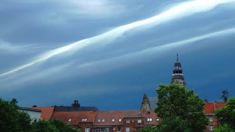 Weiße Streifen zwischen den dunklen Wolken über dem Rathaus Wittenberge. Weiße Streifen zwischen den dunklen Wolken über dem Rathaus Wittenberge.
