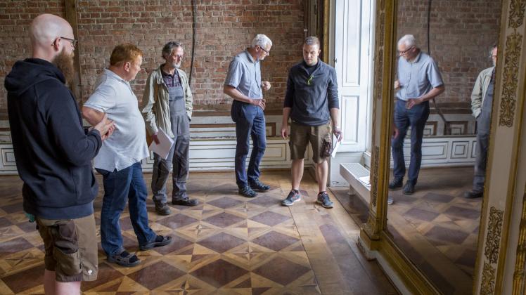 Wertvolle Marketterieböden im Westflügel von Schloss Ludwigslust werden begutachtet.  