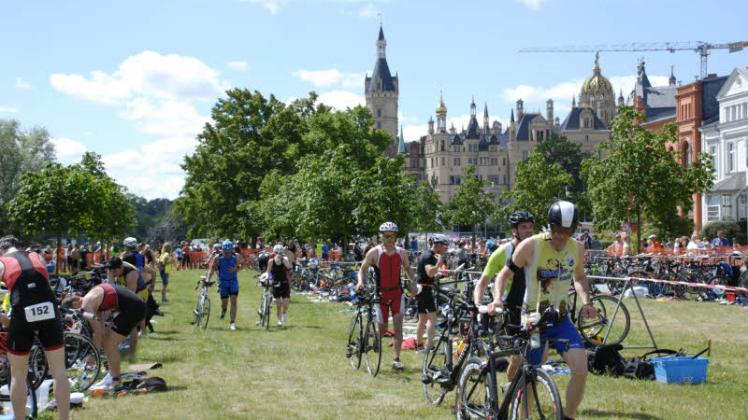 Wenn das keine Kulisse ist: Der Wechselgarten (hier beim 27. Schlosstriathlon 2015) erlaubt eine Spitzenaussicht auf das Schweriner Wahrzeichen.  