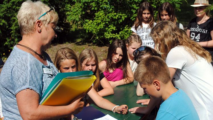 Herbergsleiterin Dagmar Hinrichs (l.) erläutert den Schülern der Christlichen Schule Walkendorf die Foto-Safari, mit der die Jugendherberge erkundet werden kann. 