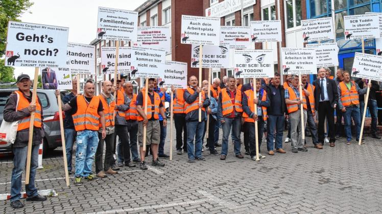 Die Mitarbeiter von Schmitz Cargobull demonstrierten wieder vor dem Arbeitsgericht. 