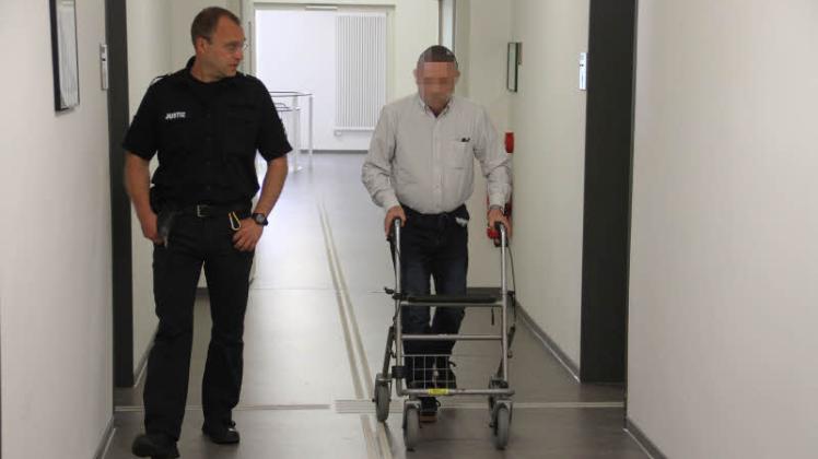 Der Angeklagte auf dem Weg in den Gerichtssaal 