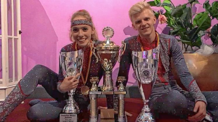 Mit dem Pokal für den DM-Titel vergrößerten Johanna Wolf und Niklas Bahr ihre Trophäensammlung um ein weiteres Exemplar.  