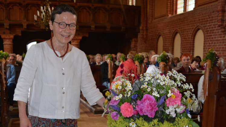 Glockenweihe in der Kirche in Polchow: Pastorin Anne-Barbara Kretschmann ist glücklich über die aus alten Trümmerteilen neu gegossene Glocke.  