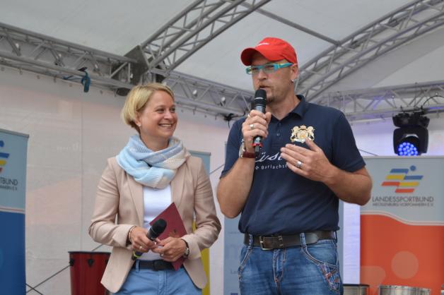 Sportministerin Birgit Hesse eröffnete mit dem Güstrower Moderator Mario Kohlhagen die 12. Seniorensportspiele.