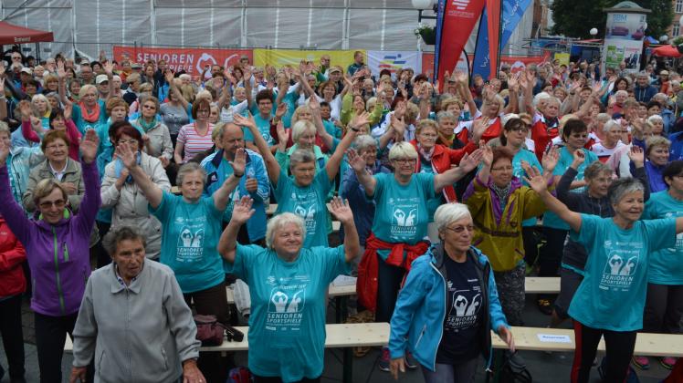 Großer Andrang auf dem Markt. Laut Landessportbund kamen mehr als 2000 Frauen und Männer zu den 12. Seniorensportspielen nach Güstrow.  