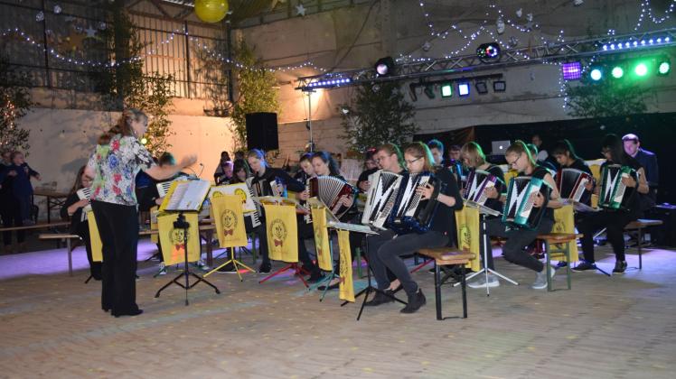 Das Akkordeonorchester der Musikschule Fröhlich spielte bekannte Hits wie „Hotel California“ und „Space Oddity“. 