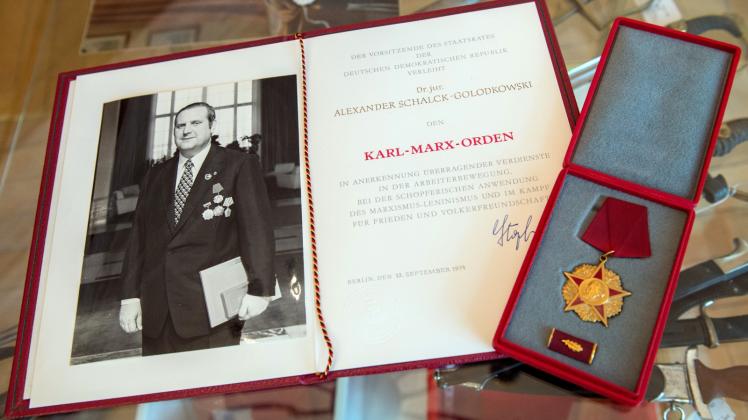 Der Karl-Marx-Orden samt Urkunde von Alexander Schalck-Golodkowski liegt in Hamburg in einem Auktionshaus  