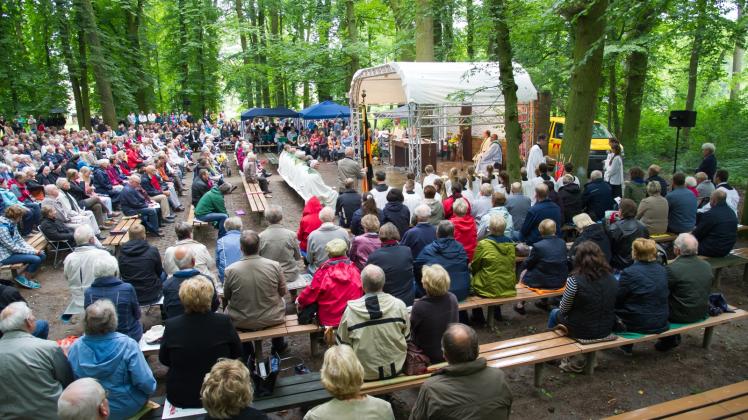 Hunderte Katholiken feierten am Sonntag die Heilige Messe im Walddom. 