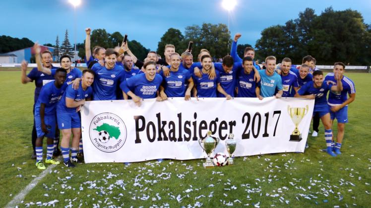 Ausgelassen feierte Landesliga-Aufsteiger FK Hansa Wittstock den Sieg im Kreispokal 2017.  Fotos: Torsten Gottschalk 