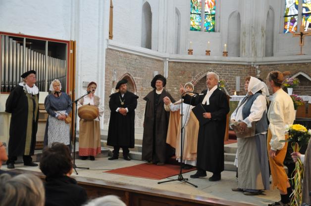 In der ersten Station, der Petrikirche, erlebten die Teilnehmer die Aufführung von „Slüters Hochzeit“. 