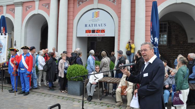 Vor der neuen Countdown-Uhr am Rathaus berichtet Klaus Armbröster vom Kaak.  Fotos: akin 
