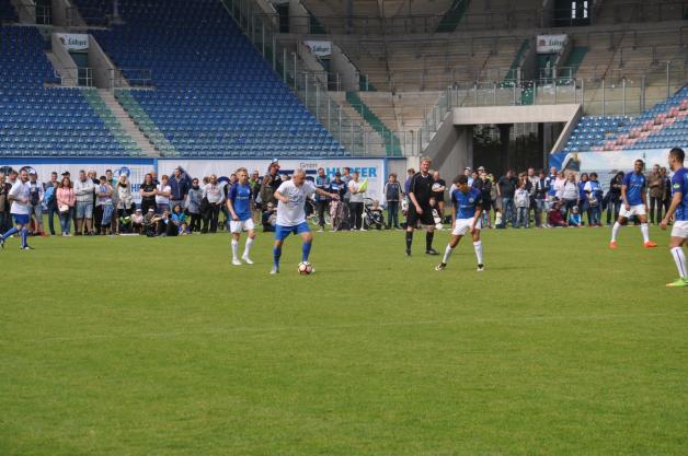 Aktiv als Mitglied: Coach Pavel Dotchev spielte mit der Fan-Auswahl gegen die Profis.