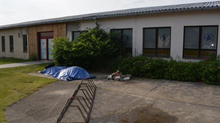 Das langgezogene alte Schulhaus in Mühl Rosin wird komplett saniert. Hier entstehen Räume für die Vereine in der Gemeinde sowie für Schule und Hort.  