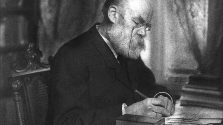 Heinrich Seidel am Schreibtisch: Der Schriftsteller galt als langsamer Arbeiter.
