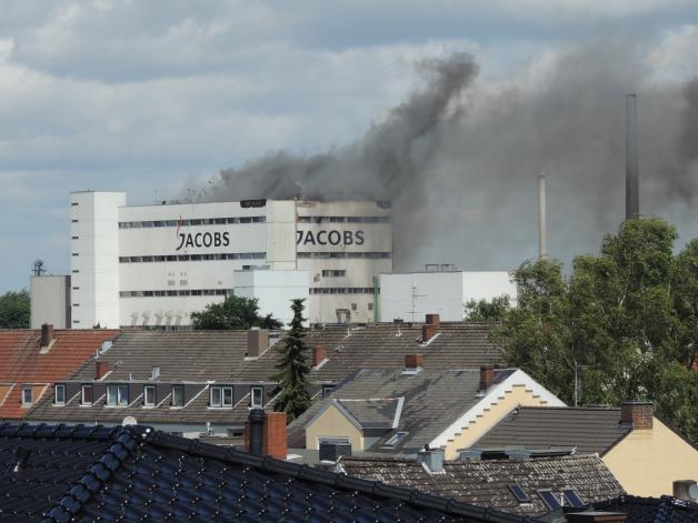 Durch den Brand sind um kurz nach 13 Uhr die markanten blauen Schornsteine auf dem Dach der Fabrik eingestürzt und nicht mehr zu sehen.