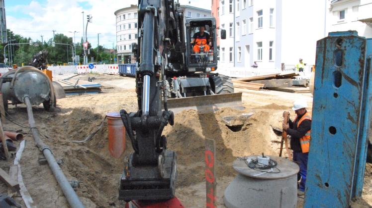 Komplizierte Baustelle mit alten und neuen Leitungen: Mitarbeiter der Firma Tuk können nur abschnittsweise auf dem Bürgermeister-Bade-Platz arbeiten. Im Oktober soll alles fertig sein.    