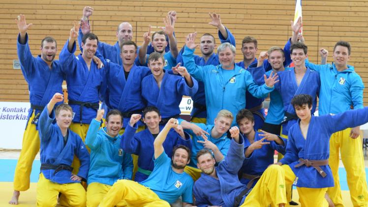 Nachdem die Kampfgemeinschaft der Judoka Mecklenburg-Vorpommern ihre Tabellenführung in Berlin ausgebaut hatte, gab es beim Team allen Grund zum Jubeln. 