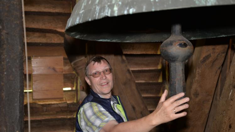 Pastor Markus Holmer aus Lübtheen hofft, dass das Glockenspiel in seiner Kirche bald wieder besser klingt.  