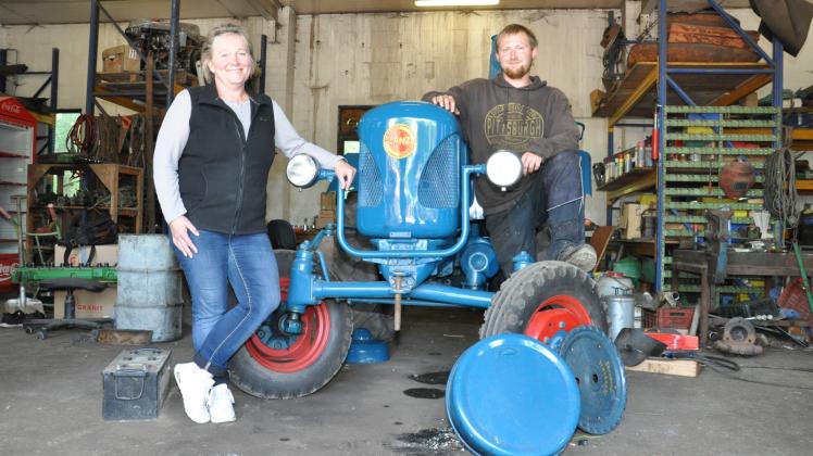 Manuela Reichelt und ihr Sohn Robert freuen sich: In anderthalb Wochen ist 17. Lanz-Bulldog &amp; Oldtimertreffen.  