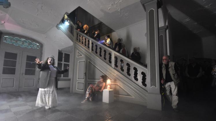 Schauspiel im nebelverhangenen Treppenhaus des Künstlerhauses Plüschow Fotos: Volker Bohlmann 