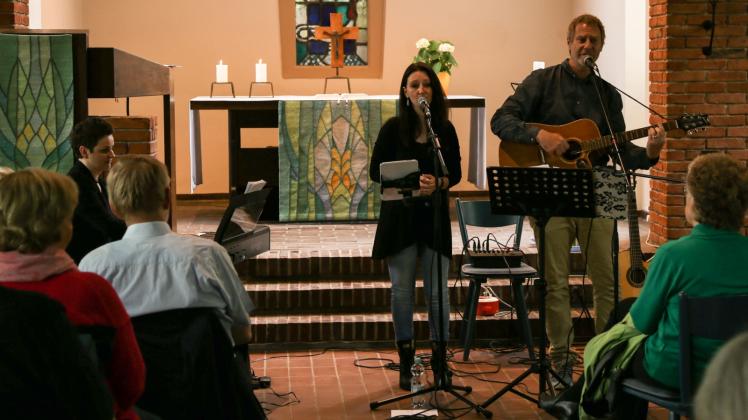 Alle Facetten von Leonard Cohen: Thomas Haloschan (von rechts), Ashley Adair und Sylwia Timoti brachten die Musik von Leonard Cohen in die Einfelder Christuskirche.    