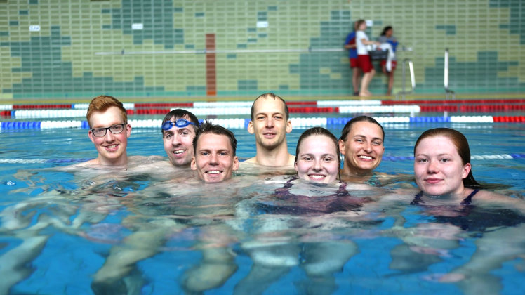 Die Mannschaft: Ersatzschwimmer Torge Strobach (v.l.) , Christoph Merz, Sven und Lars Hennig, Maria Wenzel, Olga Dragunowa und  Nelly Gütschow.   
