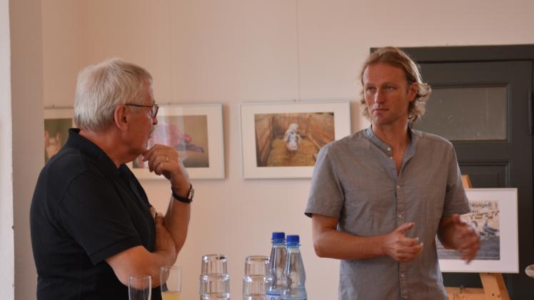 Im Gespräch: Holger Belz (r.), Leiter des Archezentrums, mit interessierten Besuchern. 