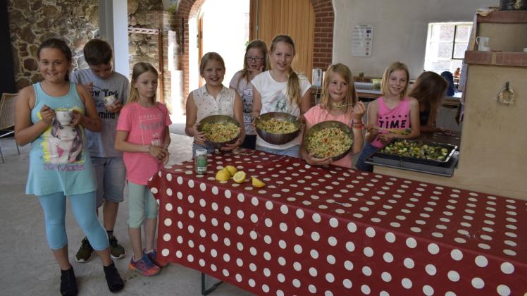 Kinder der Grundschule Techentin bereiteten im Kochprojekt u.a. einen Getreidebrei zu.  