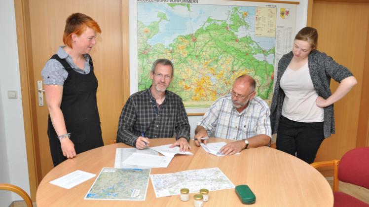 Für den Förderverein des Naturparks unterzeichnet dessen Vorsitzender Sven-Erik Muskulus (2.v.l.), für den Landschaftspflegeverband Geschäftsführer Hans Diederichs, flankiert von Anja Hansen (l.) und Amelie Vießmann, die das Projekt „Bienenstraße“ beim Verband betreuen.  
