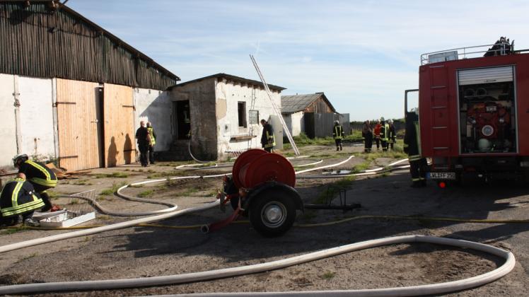 In einem Büro- und Aufenthaltsraum auf dem Betriebsgelände brannten Akten, drei Feuerwehren waren im Einsatz. 