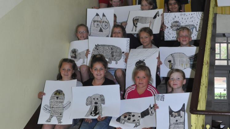 Nach dem Lesen erfolgt der Spaß: Die Kinder der 3. Klasse haben aus alten Zeitungen Tiere gebastelt.  