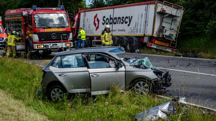 Auto Stößt Mit Lkw Zusammen – Fahrer Schwer Verletzt | SHZ