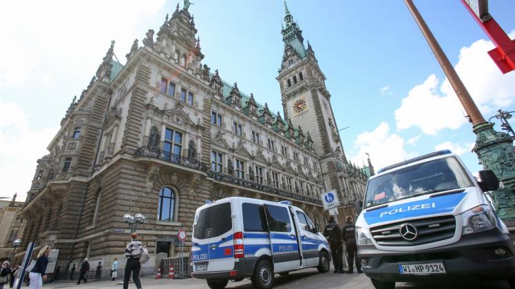 Beim G20-Gipfel ist in der Stadt Hamburg viel los. Polizisten sorgen dabei für Sicherheit. Sie bereiten sich schon jetzt vor. Beim G20-Gipfel ist in der Stadt Hamburg viel los. Polizisten sorgen dabei für Sicherheit. Sie bereiten sich schon jetzt vor.