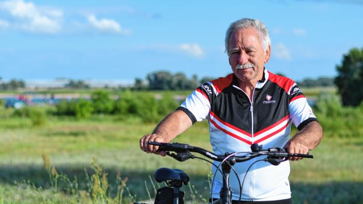 Wohin wird es wohl den Ruheständler Hubert Finke mit dem Fahrrad ziehen? Richtig, an die Elbe. 