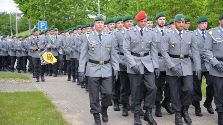 Einmarsch von Soldaten des Panzergrenadierbataillons 401 zum Gelöbnis vor wenigen Wochen, heute wird scih das Bataillon zum Gelöbnis auf dem Hagenower Rathausplatz präsentieren.  